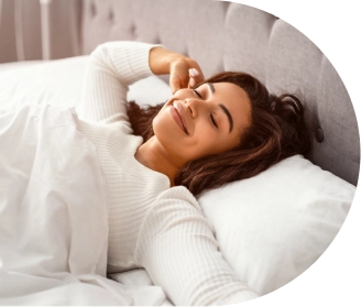 Mulher jovem acordando e se espreguiçando na cama